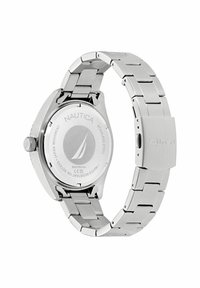 Reloj de pulsera Nautica de acero inoxidable con correa de eslabones metálicos, logo grabado y detalles de resistencia al agua en la parte trasera.