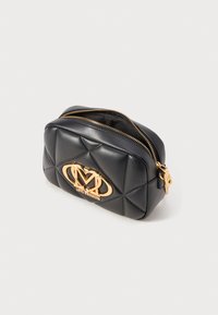 Saco preto de couro sintético acolchoado com detalhe em logo dourado, fecho com zíper, forma arredondada e superfície texturizada. Design compacto e estruturado.