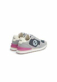 Graue Sportschuhe aus Mesh und Wildleder mit pinken Akzenten und weißer Sohle. Mit markantem Logo und Schnürverschluss.