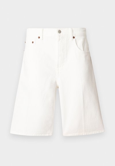 Fehér farmer térdig érő rövidnadrág fém gombbal és szegecses részletekkel, klasszikus öt zsebes kialakítással és látható varrással.