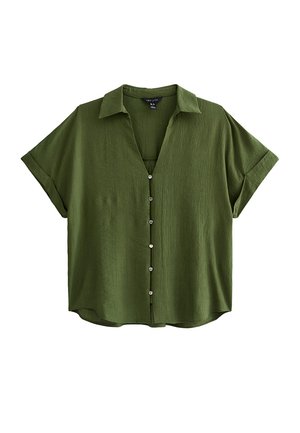 Bluzka z krótkim rękawem w oliwkowym zielonym kolorze, wykonana z teksturowanej tkaniny, z kołnierzykiem i zapięciem na sześć guzików z przodu.
