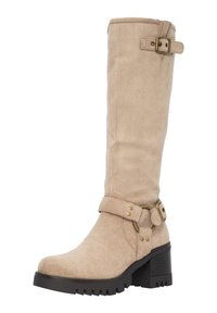 Beige mocka knähög stövel med rund tå, klack i blockstil, justerbart rem med guldfärgad hårdvara och strukturerad sula för bra grepp.