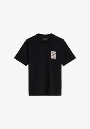 Schwarzes Kurzarm-T-Shirt mit Rundhalsausschnitt und kleinem rechteckigem Grafikmuster mit grauem und schwarzem abstraktem Design auf der linken Brust.