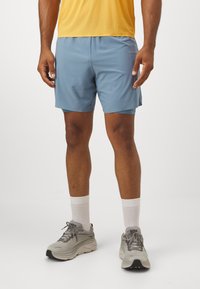 HOKA GLIDE SHORT - Kratke hlače 2-u-1 - shadow