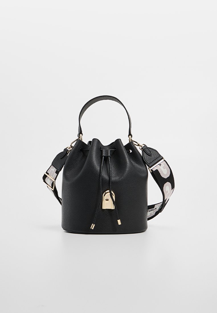 Schwarze Leder-Bucket-Tasche mit Kordelzugverschluss, goldenen Hardware-Elementen und einem abnehmbaren gemusterten Schulterriemen. Texturierte Oberfläche mit einer strukturierten Silhouette.