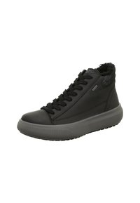 Czarne trampki typu high-top z grubą szaro-skalistą podeszwą, czarnymi sznurowadłami i futrzanym wykończeniem wokół kostki.