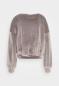Sweat-shirt en velours taupe doux à manches longues, épaules tombantes, poignets élastiqués et taille élastiquée froncée, vu de dos.