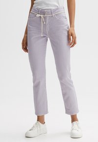 Pantaloni in cotone misto di colore lilla chiaro con vita regolabile, gamba dritta e tasche frontali, abbinati a sneakers bianche con plateau.