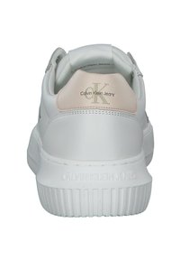 Sneakers bianchi in pelle con suola in gomma bianca testurizzata. Presentano un accento rosa sul retro e il logo "Calvin Klein Jeans" in rilievo.