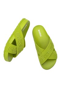 Infradito in gomma verde con cinturini incrociati, caratterizzati dal marchio "Melissa" impresso e una suola testurizzata per una migliore aderenza.