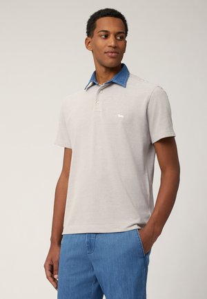 Lichtgrijze polo met korte mouwen en een denim kraag, voorzien van een klein wit logo op de linkerborst en een relaxt pasvorm.