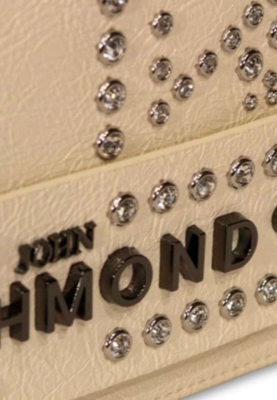 Borsa in pelle beige con decorazioni in cristallo e lettere in rilievo nere che formano la scritta "JOHN RICHMOND". Superficie testurizzata con una leggera lucentezza.