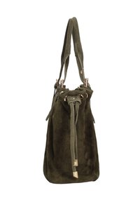 Olijfgroene suède handtas met een trekkoordsluiting, twee schouderbanden en metalen accenten. Zachte textuur en slungelig ontwerp.