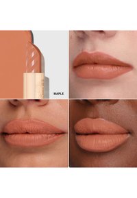Leppestift i "Maple" nyanse med en kremet tekstur, vist i en beige tube med stripete design, vist på varierte hudtoner.
