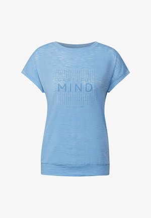 T-shirt azzurro a maniche corte con un motivo testurizzato, che presenta il testo "GRATEFUL MIND" e una frase più piccola sotto in un design rettangolare.