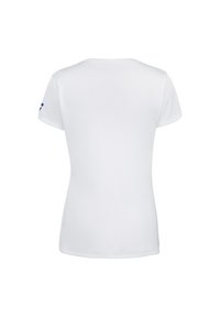 Camiseta blanca de manga corta con escote redondo, de tela suave, y un logo azul en el lado izquierdo de la manga. Sin patrones ni texturas visibles.