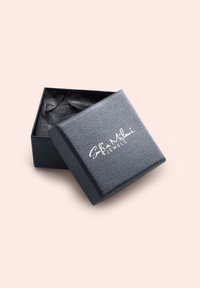 Scatola per gioielli nera con finitura testurizzata, con coperchio leggermente aperto che mostra al suo interno carta velina nera; presenta un logo bianco frontalmente.