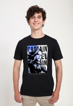 Sort bomulds t-shirt med et grafisk motiv af en kvindelig superhelt med langt hår, blå accenter og teksten "CAPTAIN MARVEL" i fede bogstaver.