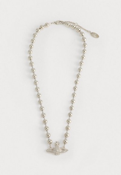 Zilveren kralenketting met een decoratieve hanger met een diamantachtige accent, die een gladde, reflecterende textuur en een elegante uitstraling toont.