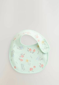 Blomstret bib i mintgrøn stof. Har små blomster i pink, blå og gul. Justerbar trykknaplukning i halsen.