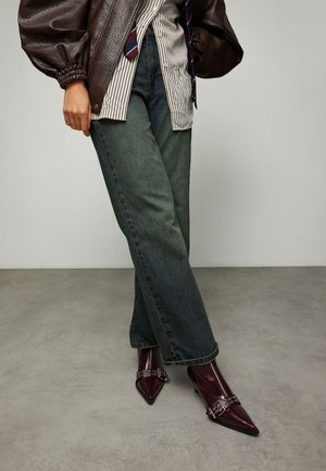 MIT SCHNALLEN - Stiefelette - red