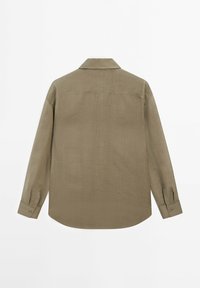 Khaki langarm overhemd gemaakt van een gladde, lichte stof. Het heeft een kraag, knoopmanchetten en een gebogen zoom aan de achterkant.