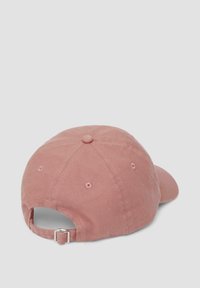 Casquette de baseball en coton rose clair avec des trous de ventilation cousus, sangle ajustable à l'arrière et design de couronne arrondie.