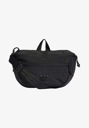 Černá ledvinka adidas s nastavitelným popruhem, přední kapsou na zip a logem adidas trefoil na přední straně.