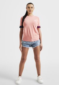 SIKSILK TAPED T-SHIRT - Triko s potiskem - coral