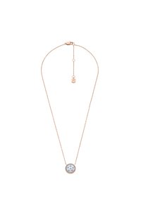 Rozen gouden ketting met een ronde blauwe hanger met stervormige accenten en een klein gegraveerd label nabij de sluiting.