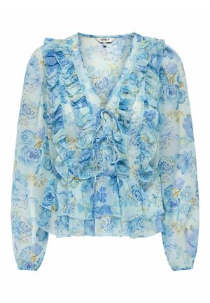 Svetlomodrá kvetinová blúzka s volánikmi na výstrihu do V, s dlhými rukávmi a zaväzovacím detailom vpredu, vyrobená z priesvitnej, splývavej látky.