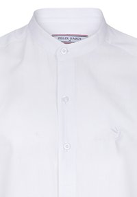 Camisa blanca de botones con cuello de banda, textura lisa y un pequeño logo bordado en el lado izquierdo del pecho. Hecha de una tela ligera.