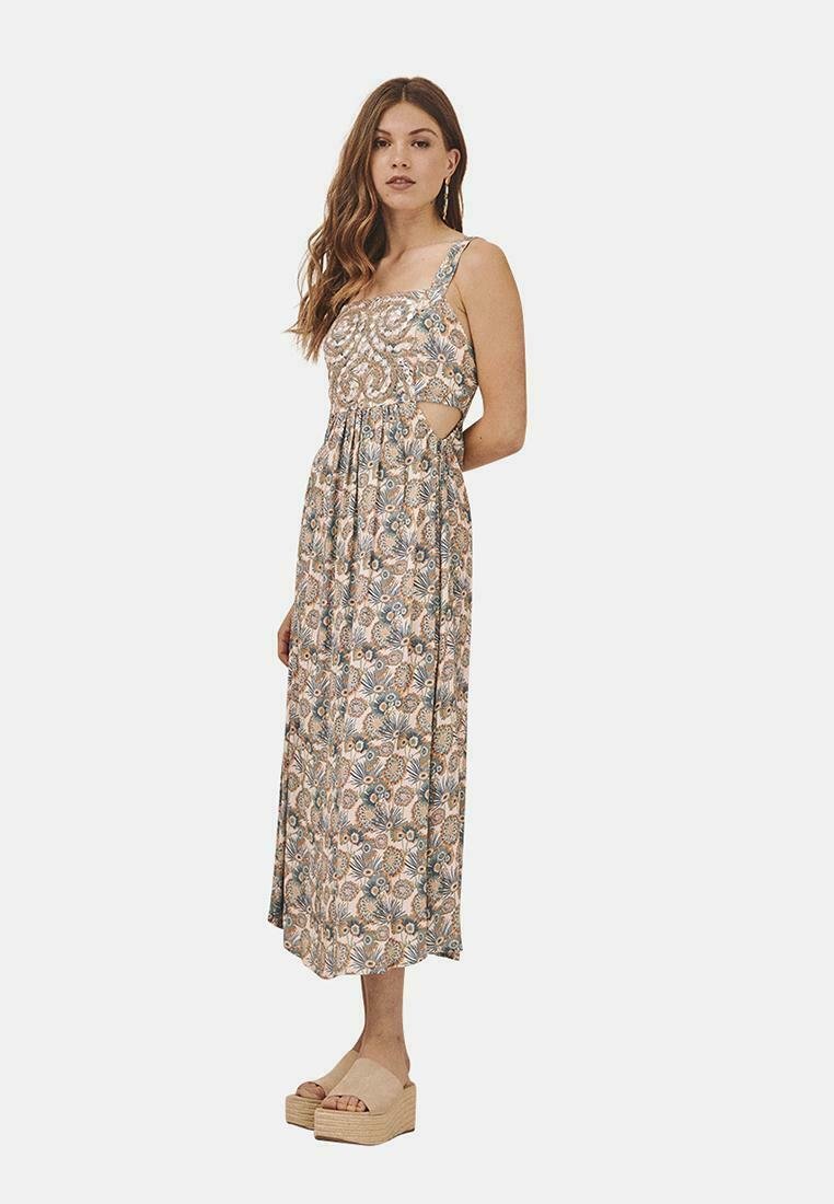 Vestido maxi floral con un cuerpo ajustado, laterales con cortes y una falda fluida. Hecho de tela ligera en tonos terrosos con un patrón texturizado.