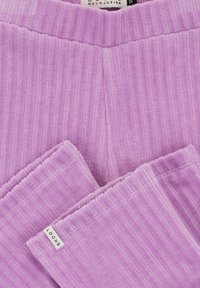 Paars geribd stof met een zachte textuur, voorzien van een tailleband. Een klein label met de tekst "LOOXS" is zichtbaar op de gevouwen stofrand.