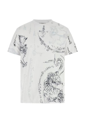 Valge lühikeste varrukatega T-särk mustade ja hallide keerukate tiigri ja lõvi visandite ning dekoratiivsete kirjatorkudega mustriga.