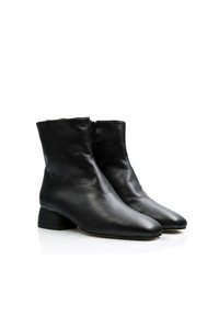 Botas de cuero negras hasta el tobillo con punta afilada, tacón bajo en bloque, textura suave y detalle de cremallera lateral.