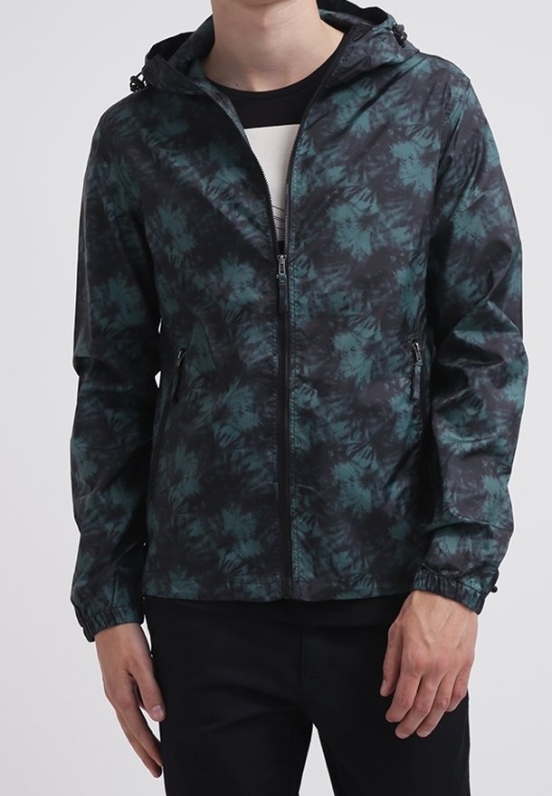 Kurtka z kapturem z ciemnozielonym i czarnym wzorem tie-dye, zapinana na zamek, z elastycznymi mankietami. Lekki materiał, dwie boczne kieszenie.