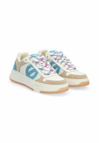 Chaussures avec une tige en maille et en daim, présentant des accents bleus, des lacets multicolores et une épaisse semelle blanche avec un fond en caoutchouc beige.