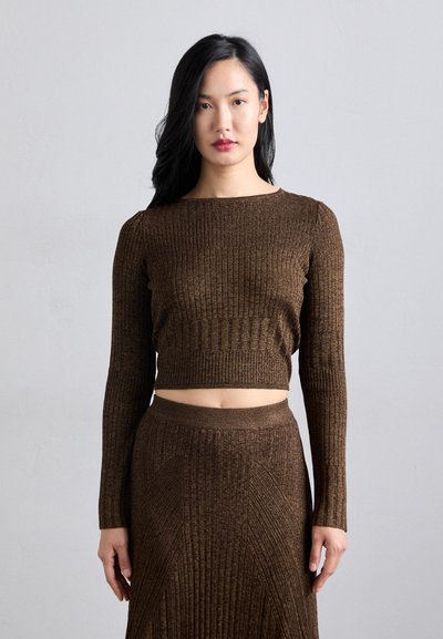 Brauner gerippter Strick-Crop-Top mit langen Ärmeln und rundem Ausschnitt. Der Stoff hat eine strukturierte Optik, die das enganliegende Design ergänzt.