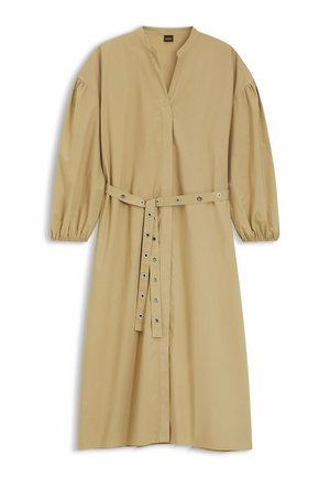 Robe midi beige à manches longues avec poignets élastiqués froncés, encolure en V, et taille ajustable ceinturée avec œillets métalliques.