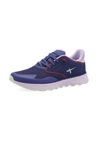 Baskets de sport violettes avec un dessus en mesh texturé, des accents réfléchissants et une semelle ondulée. Possède des détails contrastants en violet clair et rouge.