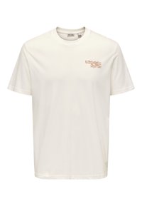 Camiseta de algodón blanca con mangas cortas, cuello redondo y "Midnight Spritz" bordado en naranja en el lado izquierdo del pecho.
