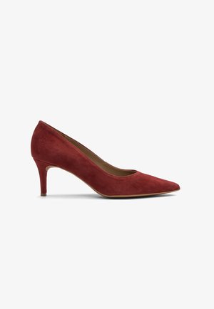 Décolleté rosso in suede con punta affilata e tacco sottile di 7 cm. Texture liscia con design minimalista e senza hardware visibile.