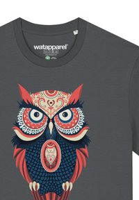 Graues T-Shirt mit einem bunten Eulendesign. Die Eule hat komplizierte Muster in Rot, Blau und Creme, mit detaillierten Augen und Federn.