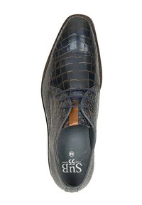 Donkerleren dress shoe met een krokodillenstructuur, puntige neus en bruine accenten. Voorzien van donkere veters en een gevoerde inlegzool.