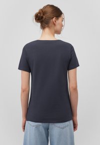 Dark gray short-sleeve t-shirt made of cotton, featuring a round neckline and a relaxed fit. The back is plain with no visible logos or patterns.