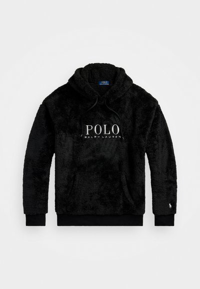Μαύρη φλις κουκούλα με απαλή, υφή. Διαθέτει τσέπη καγκουρό, κορδόνια και λευκό λογότυπο που γράφει "POLO RALPH LAUREN."