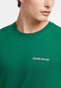 Guess Jeans AMERICAN TEE - Paprasti marškinėliai - grün