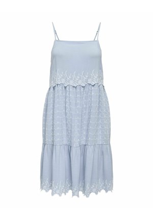 Gaiši zila bez piedurknēm kleita ar izšūtu apakšmali, kas iezīmē pakāpenisku dizainu un teksturētu audumu.