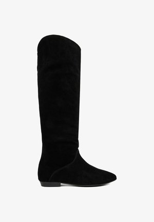 Schwarzer kniehoher Stiefel aus Wildleder mit niedrigem flachem Absatz und abgerundetem Zehenbereich, von der Seite auf weißem Hintergrund gezeigt.